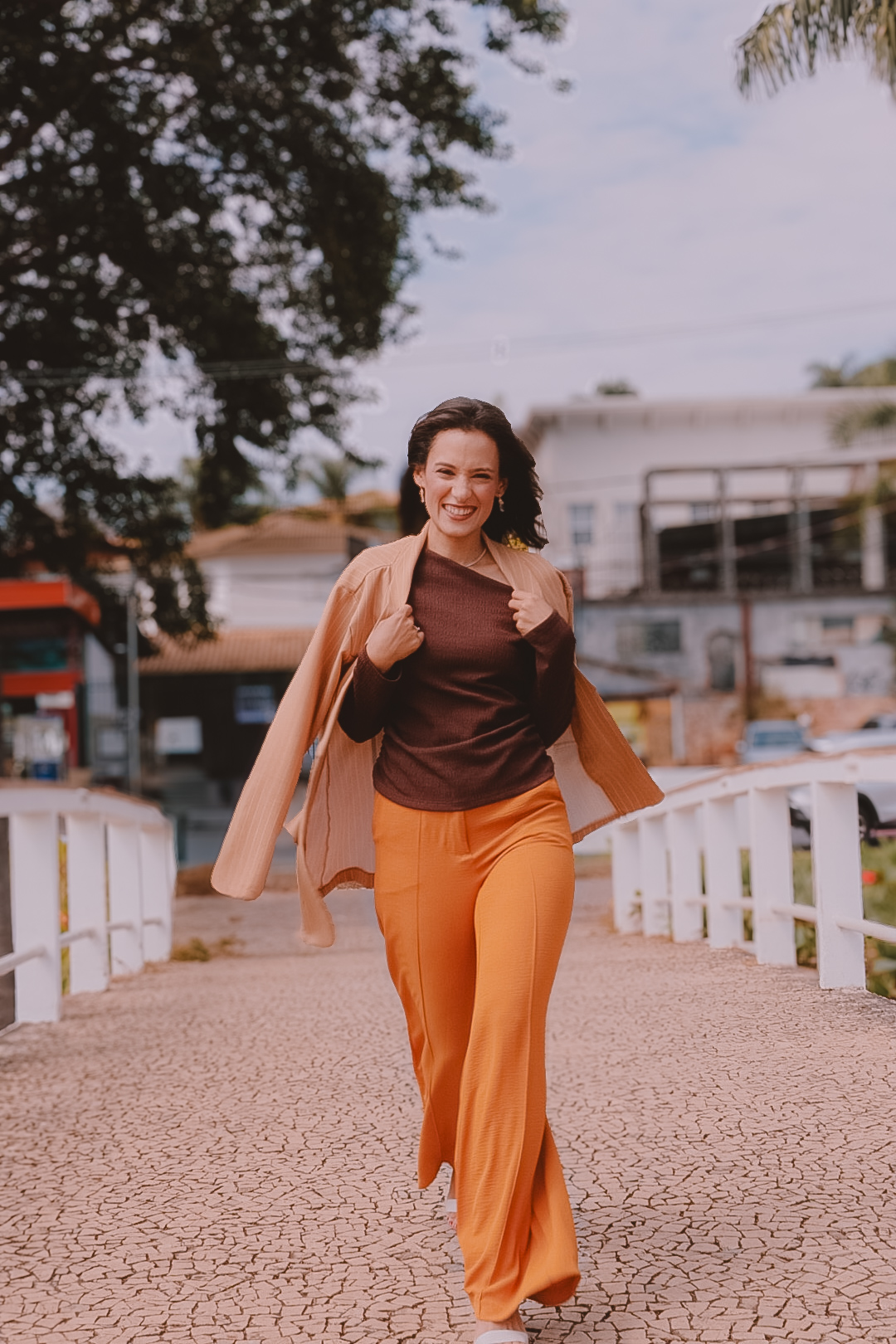 Débora Maia caminhando, em movimento, representando evolução